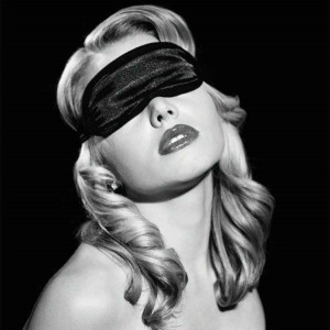 Juegos eróticos con antifaz